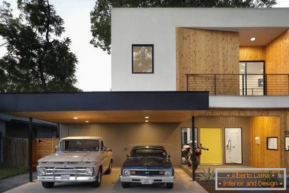Чорно-білий будинок з дерев'яною обробкою і навісом для авто