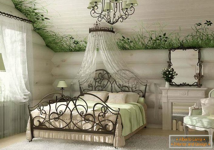 Світла, простора спальня в стилі кантрі примітна особливою обробкою стелі, по контуру якого зображена свіжа зелень з рідкісними квітами.