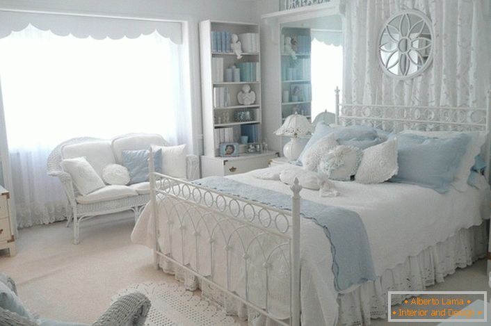 Світла кімната для сну в стилі кантрі. Відмінний варіант для оформлення гостьової спальні.
