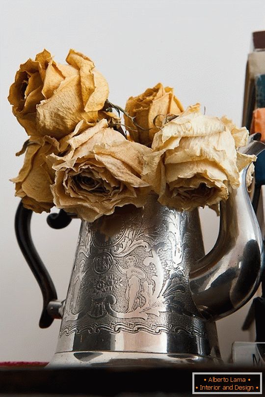 Сухі троянди в старовинному чайнику