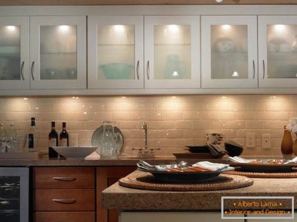 Точкове освітлення на кухні з накладними світильниками
