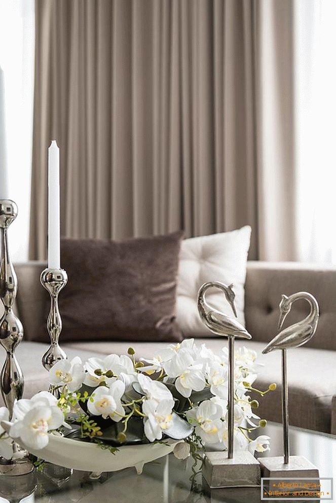 Композиція з орхідей, свічки та інші декоративні елементи на столику у вітальні