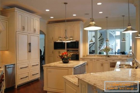 Поєднання вбудованих і підвісних світильників на кухонній стелі