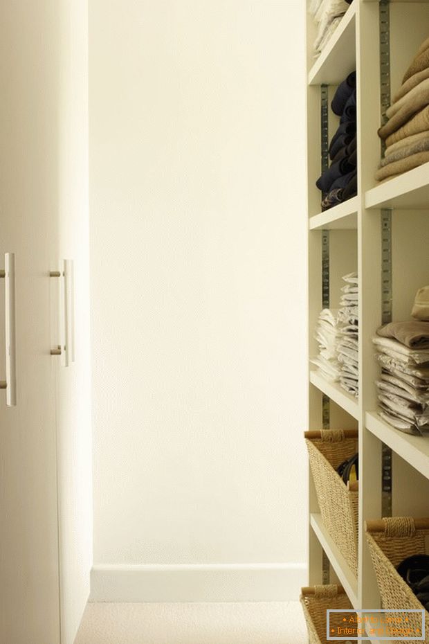 Зона зберігання одягу в дизайні маленької кімнати