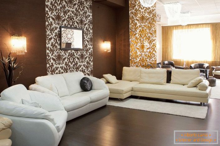 Контрастне поєднання темно-коричневого і білого кольору - класичне рішення для оформлення кімнати для гостей в ампір стилі.