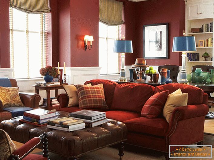 Елегантна меблі в просторій вітальні. Дивовижна гармонія червоного в традиційному англійському інтер'єрі. 