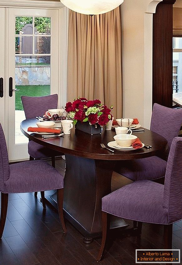 Фіолетові стільці в класичній їдальнею