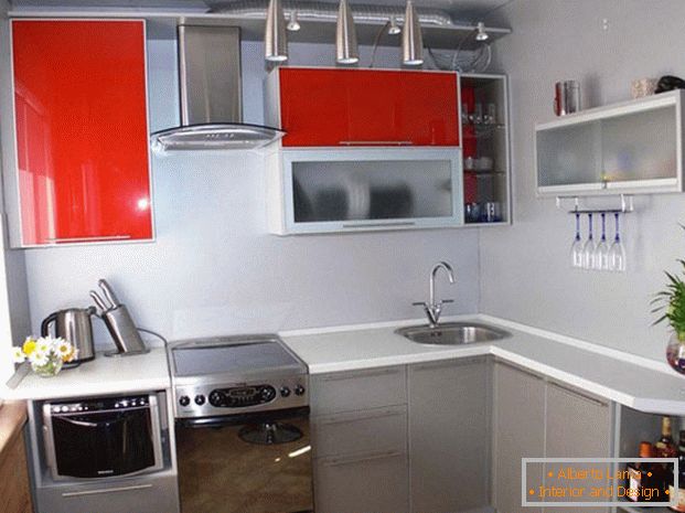 Сучасний кухонний гарнітур с выдвижными шкафами