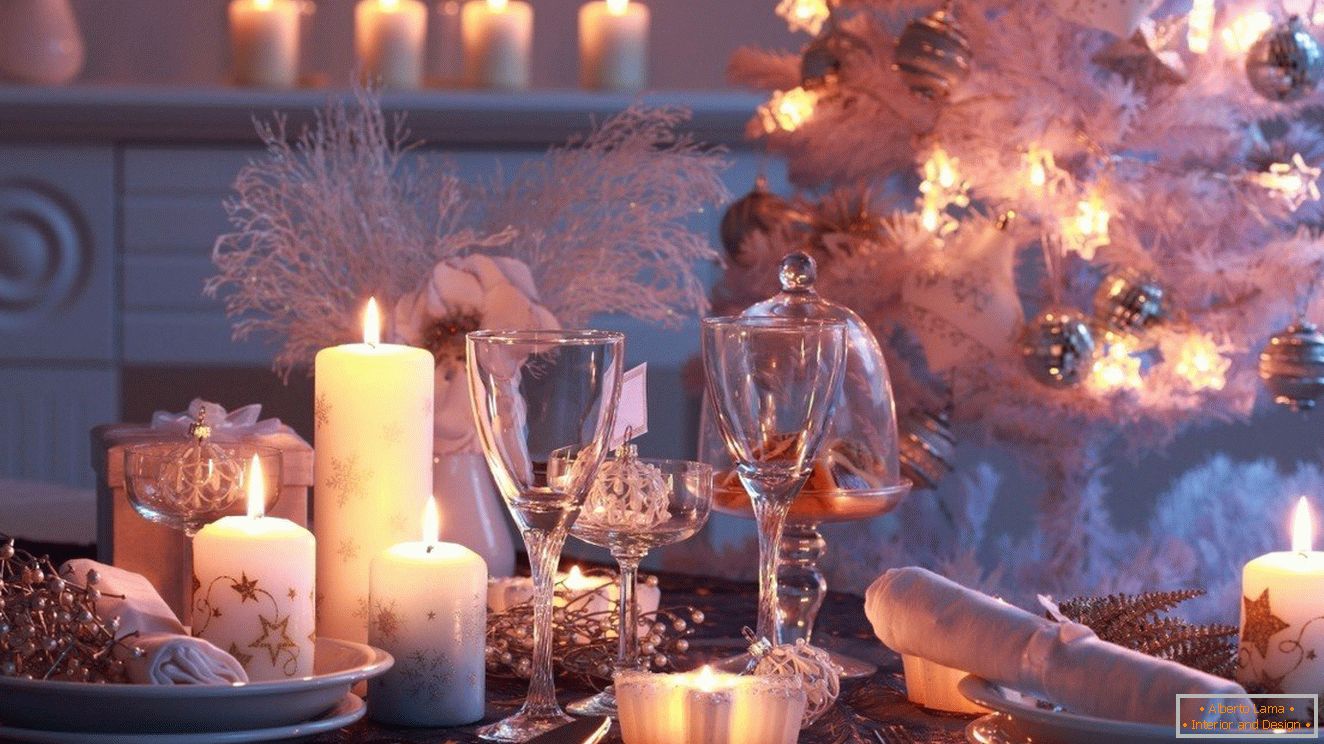 Використання свічок різного розміру в декорі новорічного столу