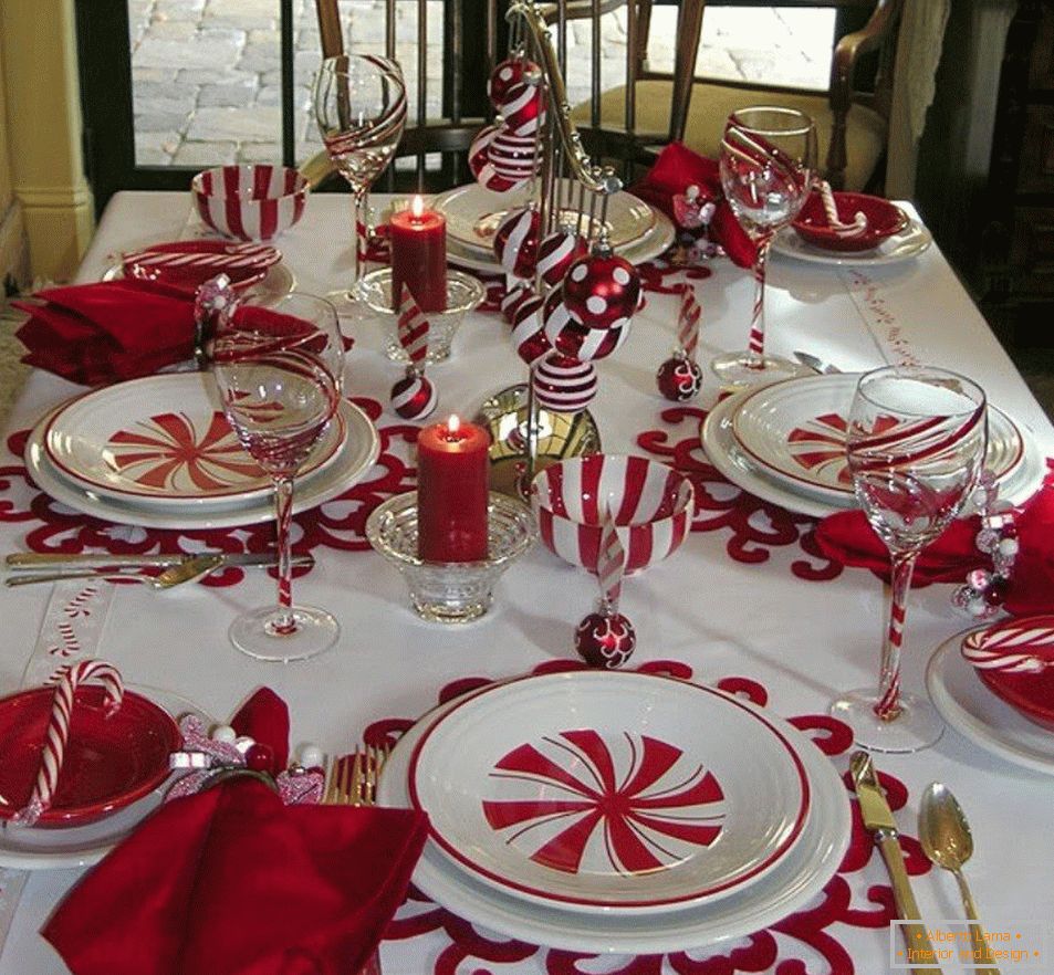 Біло-червона сервіровка столу