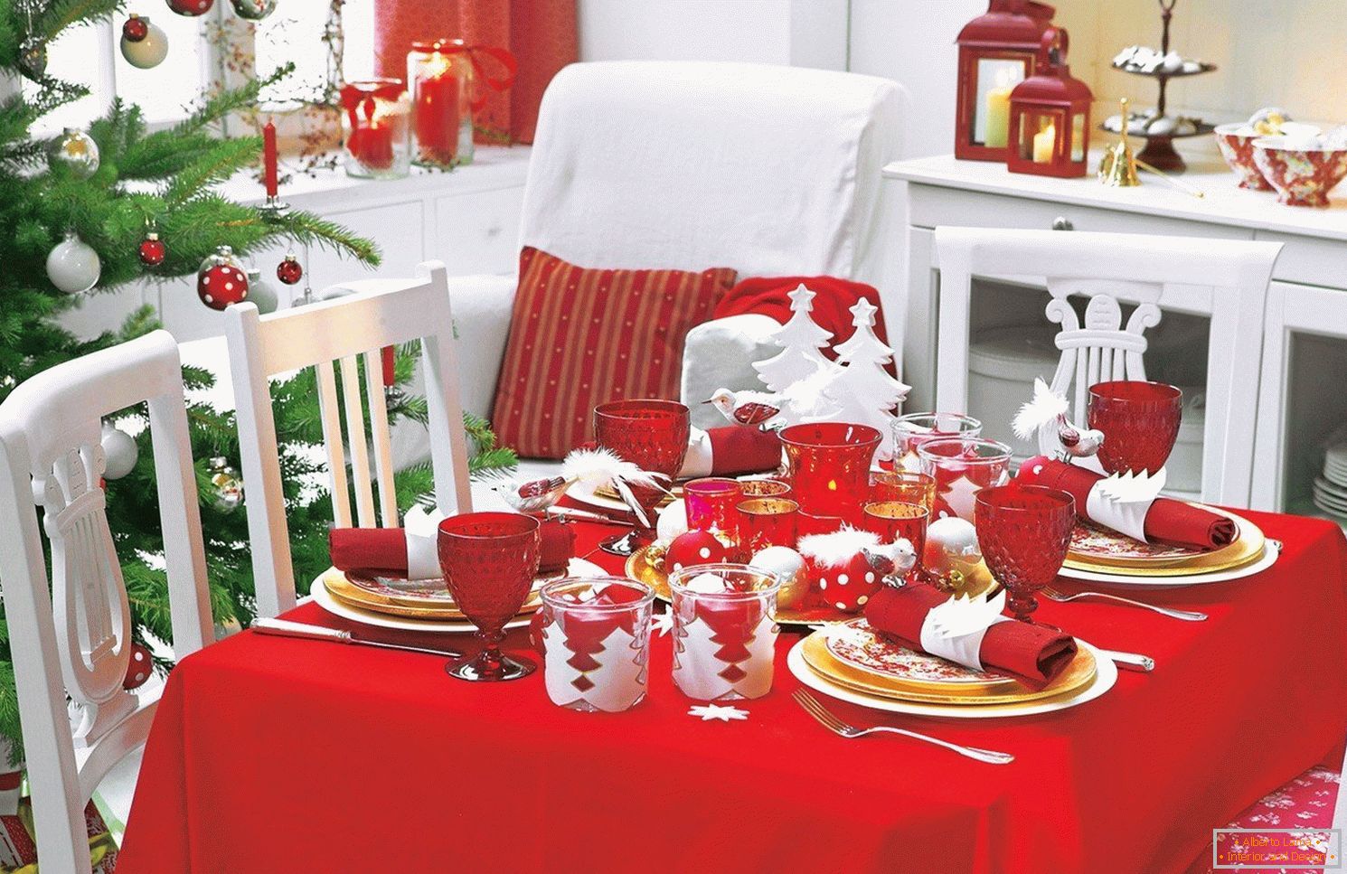 Оформлення новорічного столу в червоному кольорі