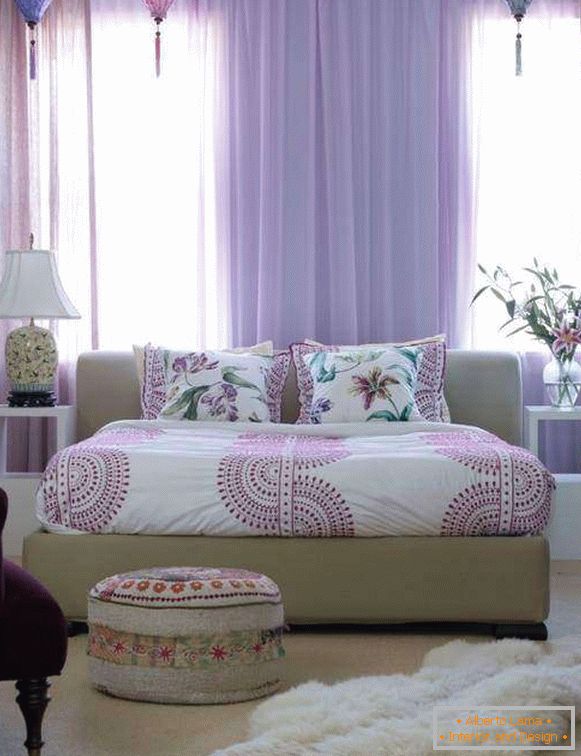 Прозорі фіолетові штори в спальню - фото в інтер'єрі