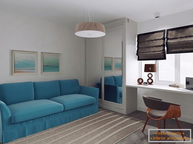 Яскравий блакитний диван в маленькій вітальні