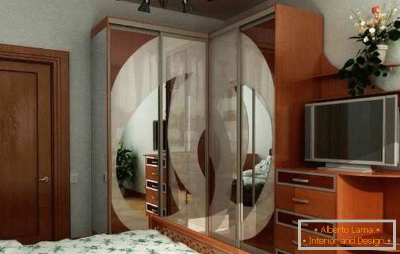 Красиві шафи купе для спальні - фото кутовий моделі з телевізором