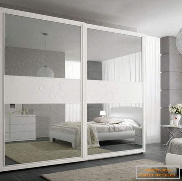 Спальня з шафою купе з дзеркальними дверцятами - фото