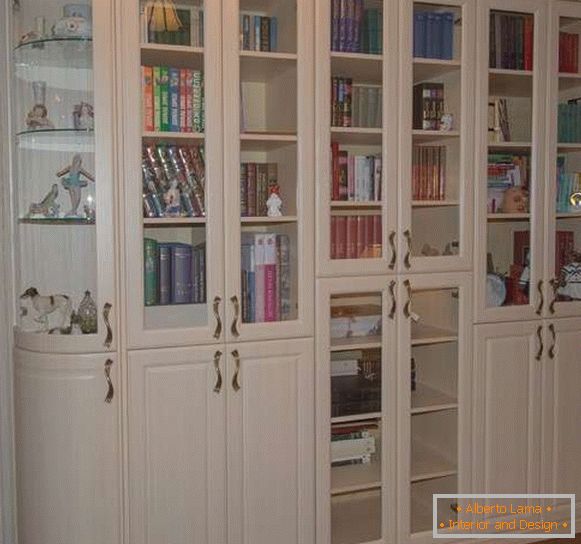 Ідея книжкової шафи для вітальні в білому кольорі