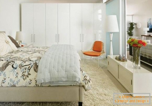 Сучасний шафа в спальні в білому кольорі