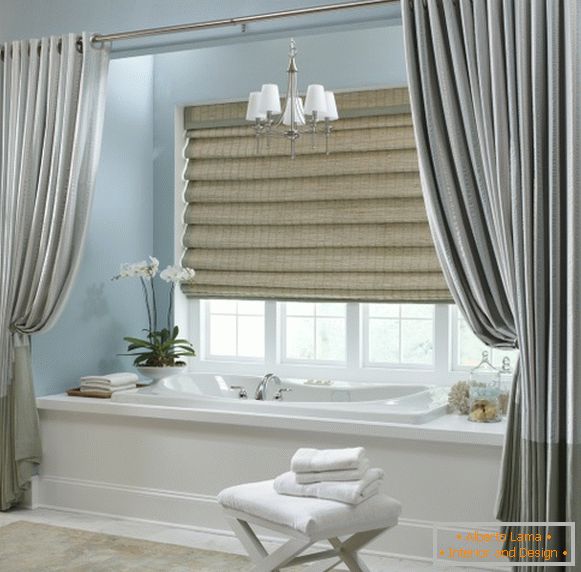 Сіро-блакитні штори на люверсах - фото у ванній кімнаті