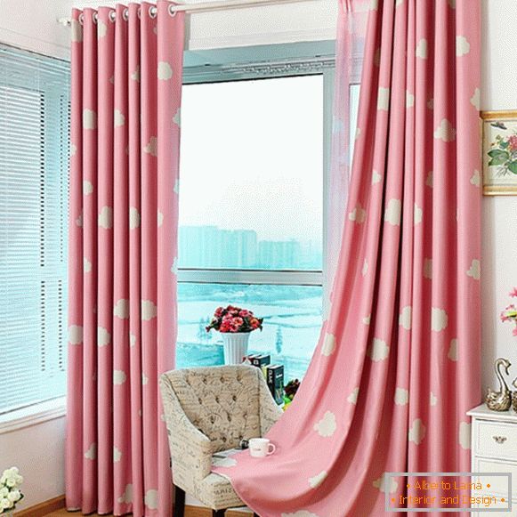 Рожеві штори на люверсах в спальню
