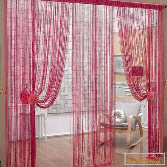 Як красиво повісити штори нитки між кімнатами