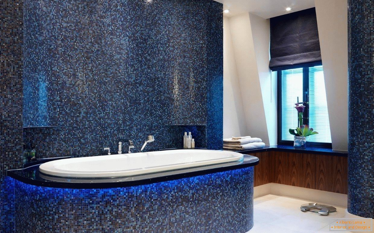 Темно-синя мозаїка у ванній кімнаті