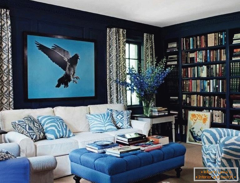 Поєднання темно синіх стін і світлих деталей декору