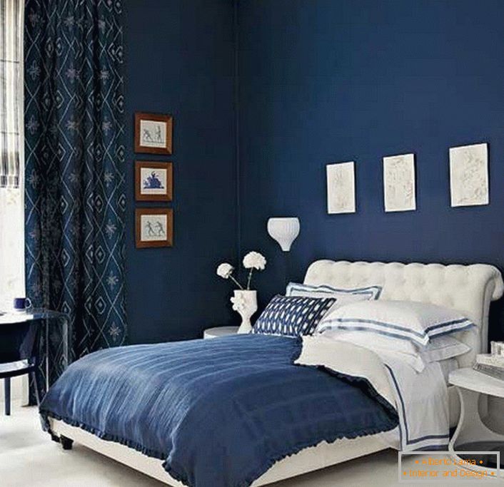Сині стіни і штори в спальні