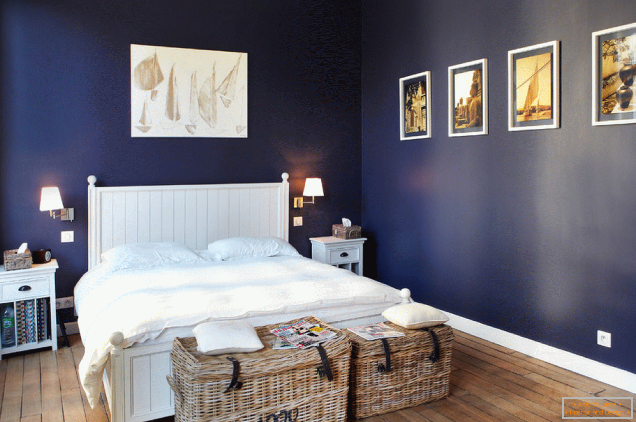 Сині стіни в спальні