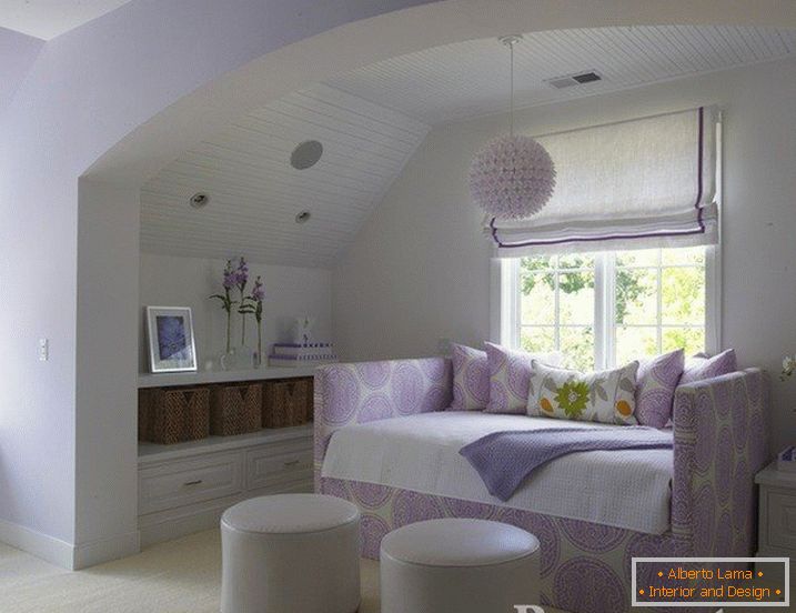 Затишна спальня з аркою в бузково-білому кольорі
