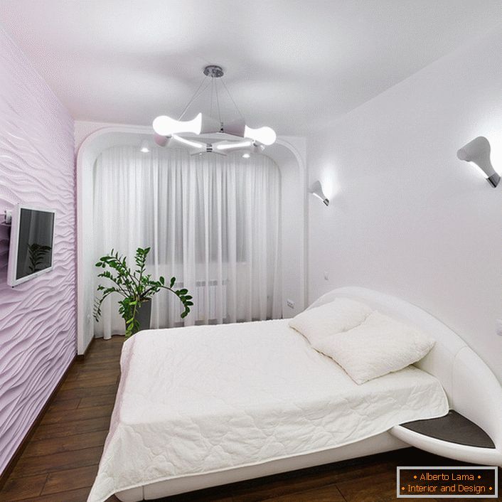 Спальня хай-тек в ніжних світлих тонах без зайвих меблів.