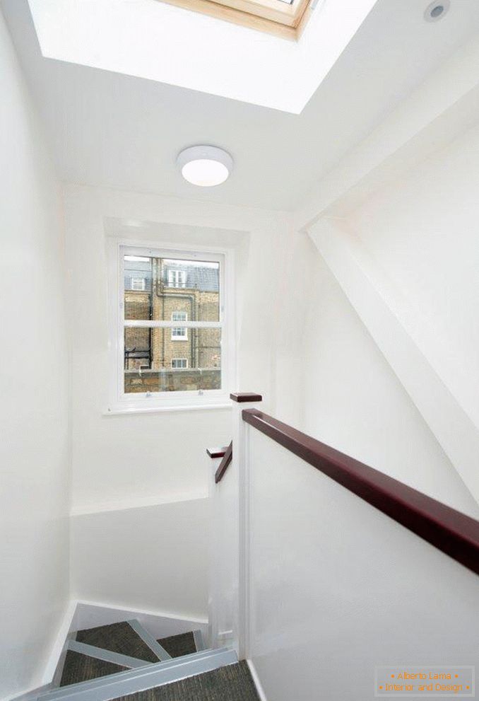 Сходи в чотириповерховому будинку вікторіанського стилю в Pimlico