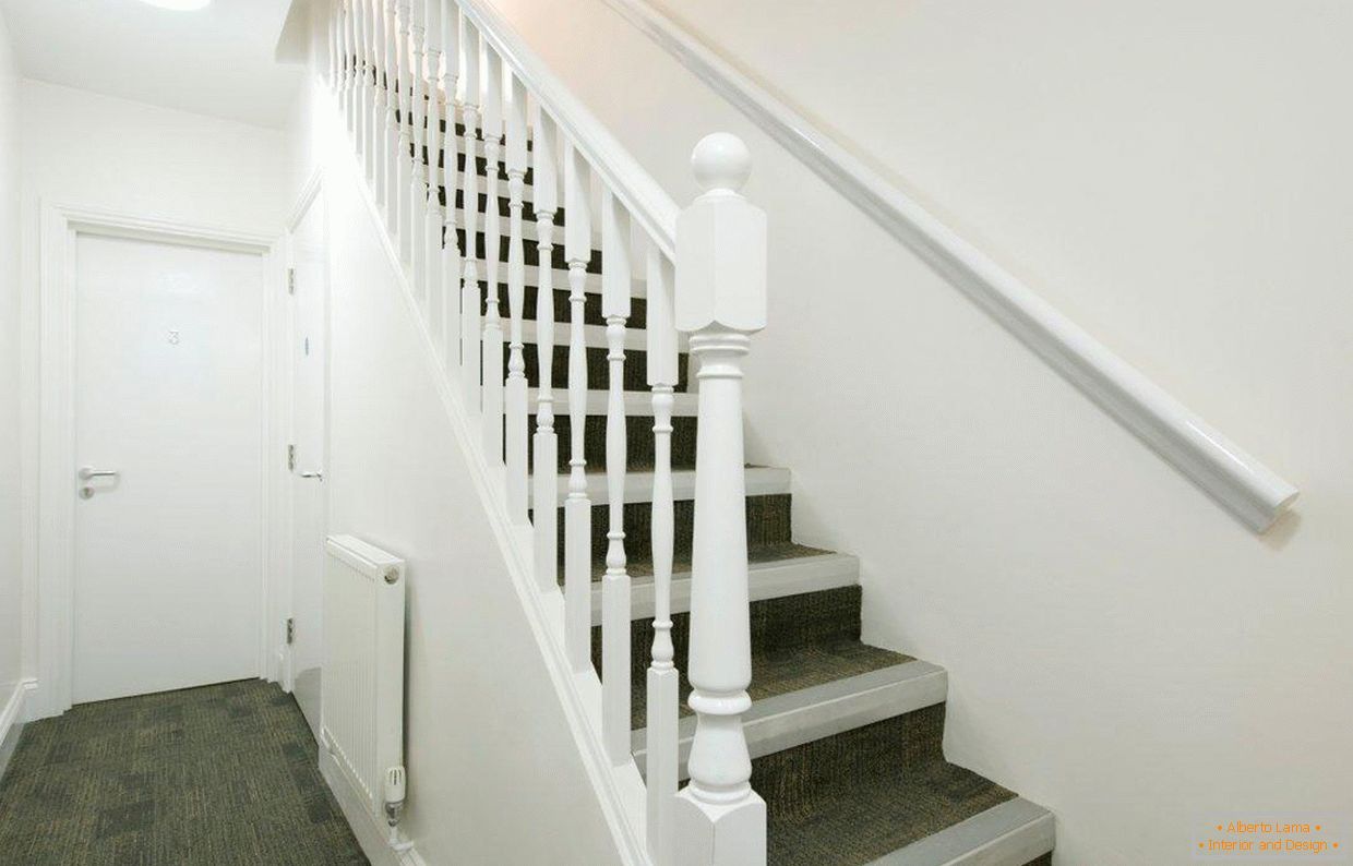 Сходи в чотириповерховому будинку вікторіанського стилю в Pimlico