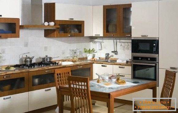 Поєднання білого кольору з коричневим кольором в інтер'єрі кухні