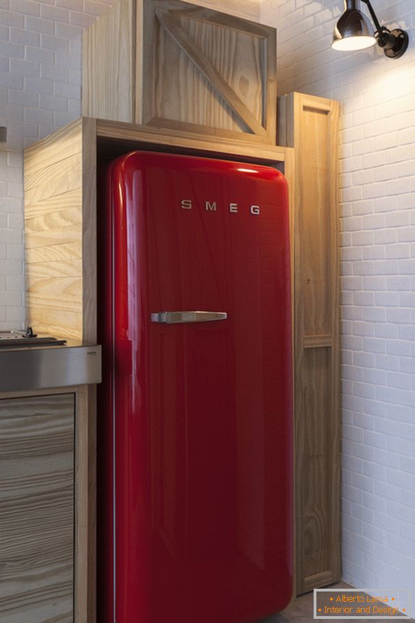 Червоний холодильник в дизайні інтер'єру малогабаритної квартири