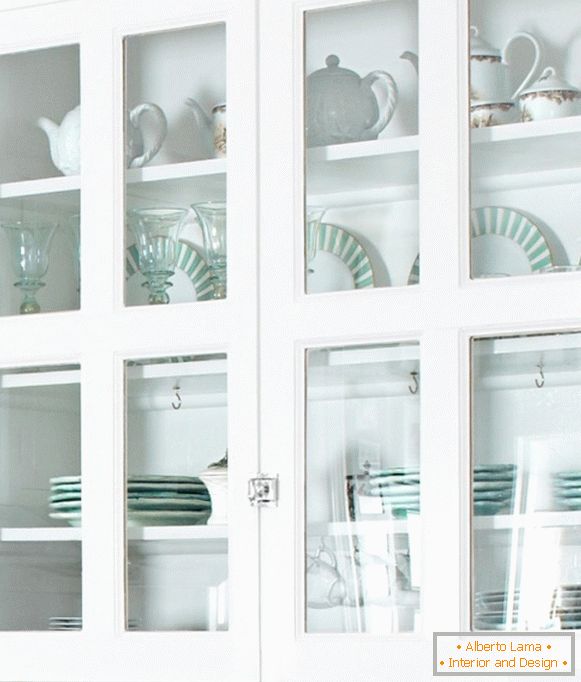 кухонні меблі зі скляними дверцятами