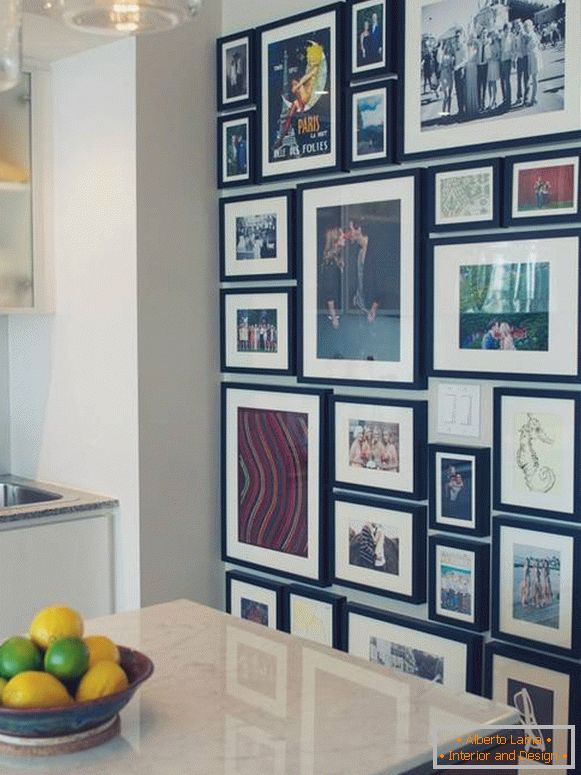 Прикраса стіни на кухні сімейними фотографіями