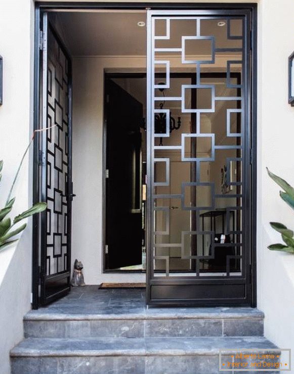 Геометричний дизайн вхідних дверей з металу