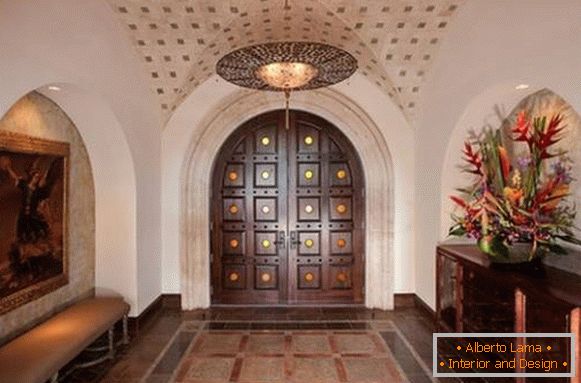 Будинок і вхідні двері в марокканському стилі