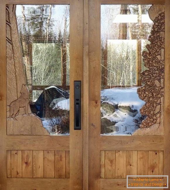 Дерев'яні двері з вручну вирізаним візерунком