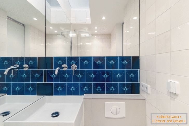 Синя плитка на стіні у ванній