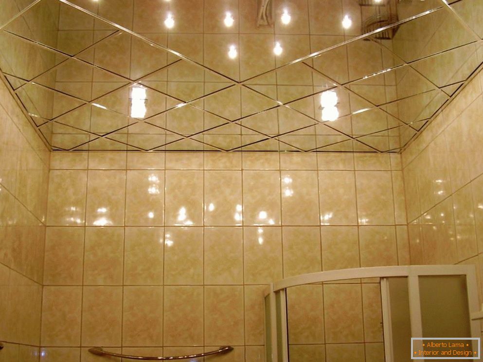 Дзеркальна стеля в ванній