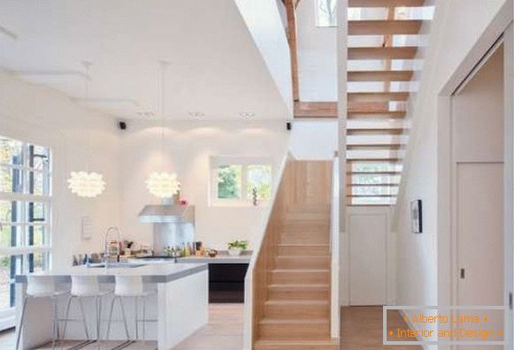 Дизайн і інтер'єр кухні в приватному будинку з великим вікном