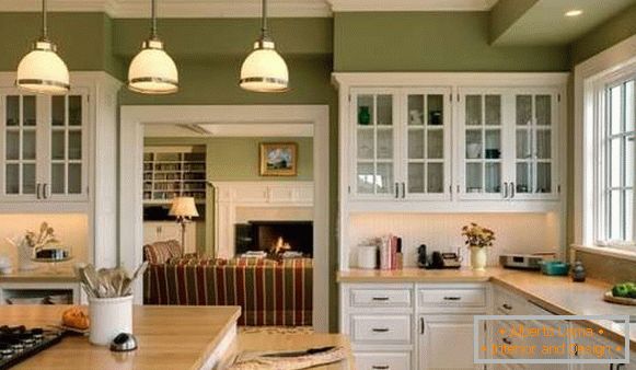 Дизайн і інтер'єр кухні в приватному будинку в зелених тонах
