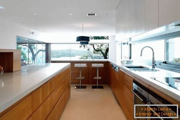 Білий з коричневим сучасний інтер'єр кухні з вікном в приватному будинку