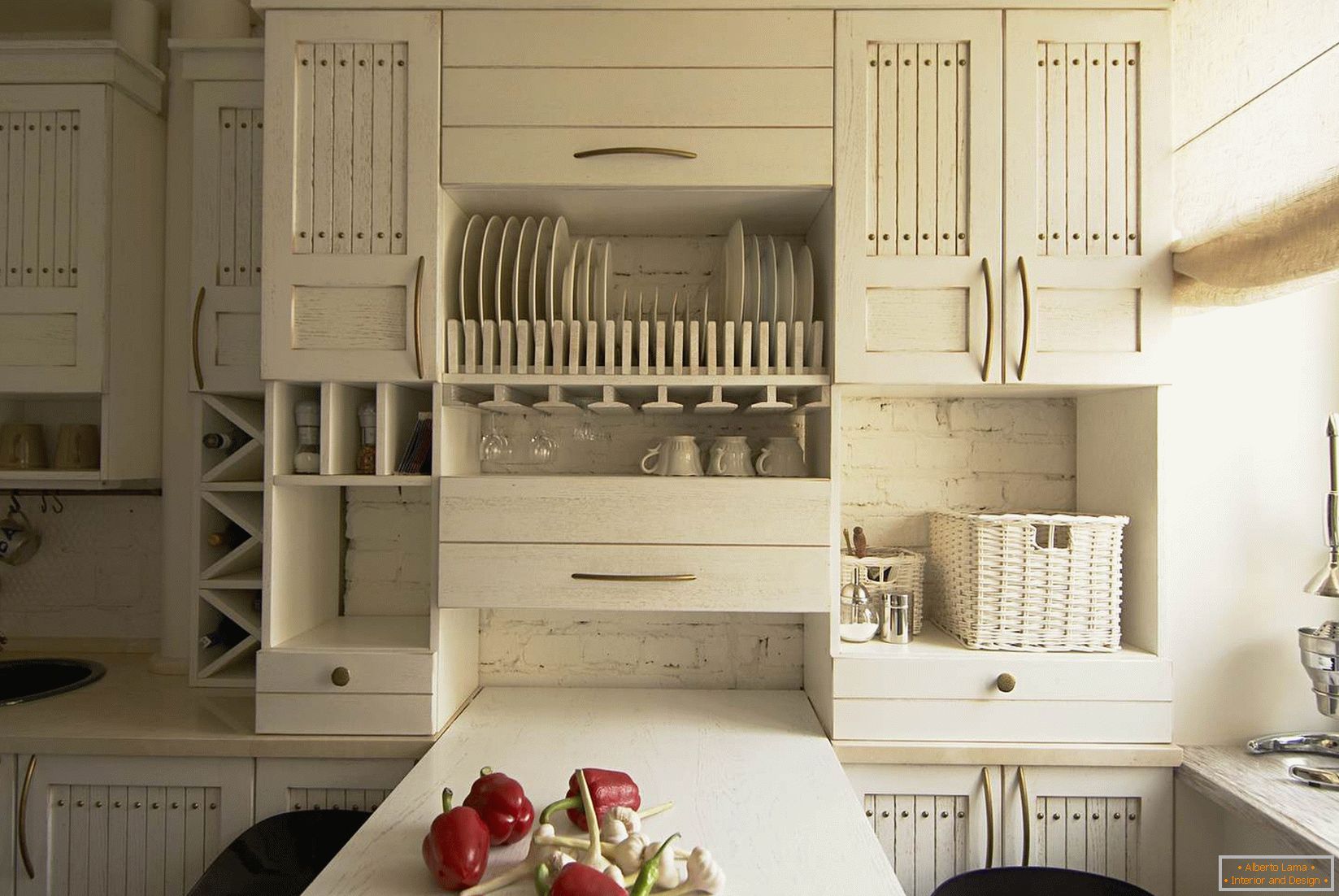 Меблі білого кольору на маленькій кухні