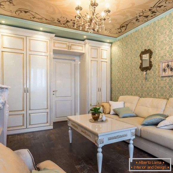 Елегантний дизайн залу в квартирі з класичною обробкою і меблями
