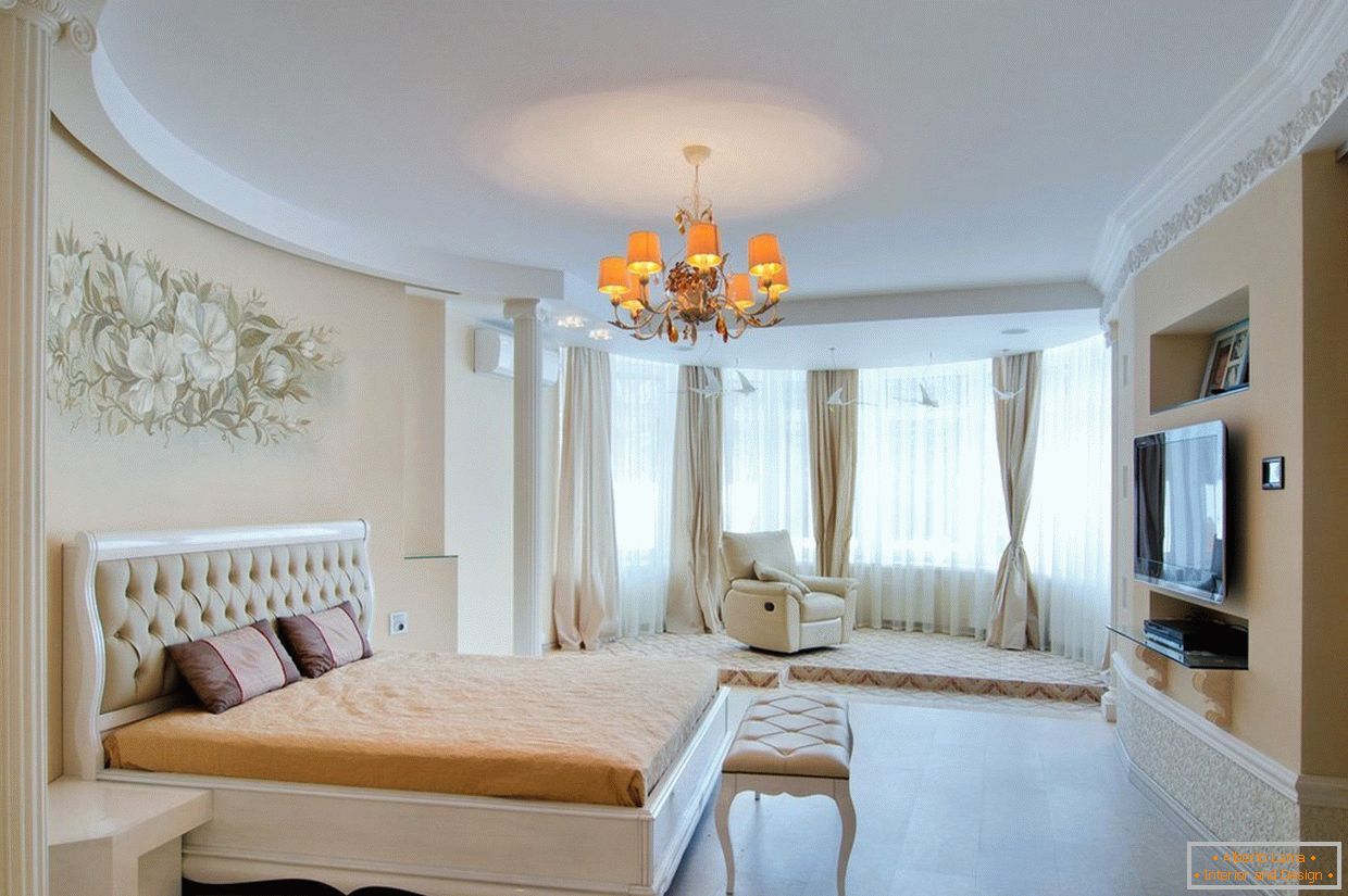 Спальня в класичному стилі в приватному будинку