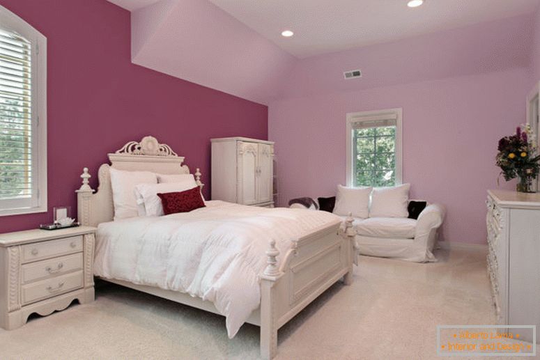Дівчата рожева спальня в розкішному заміському будинку
