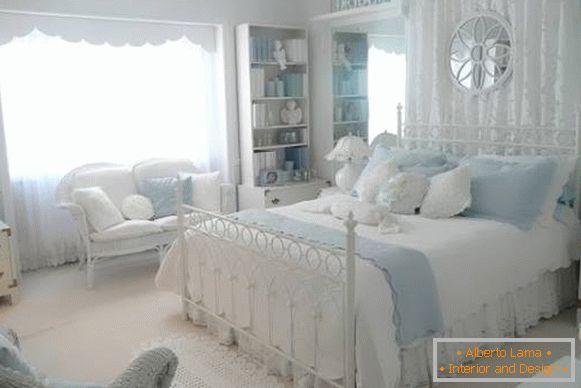 Біло-блакитна спальня в стилі прованс - фото інтер'єр