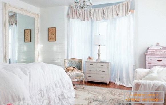 Меблів і декор в стилі Шеббі шик в інтер'єрі спальні